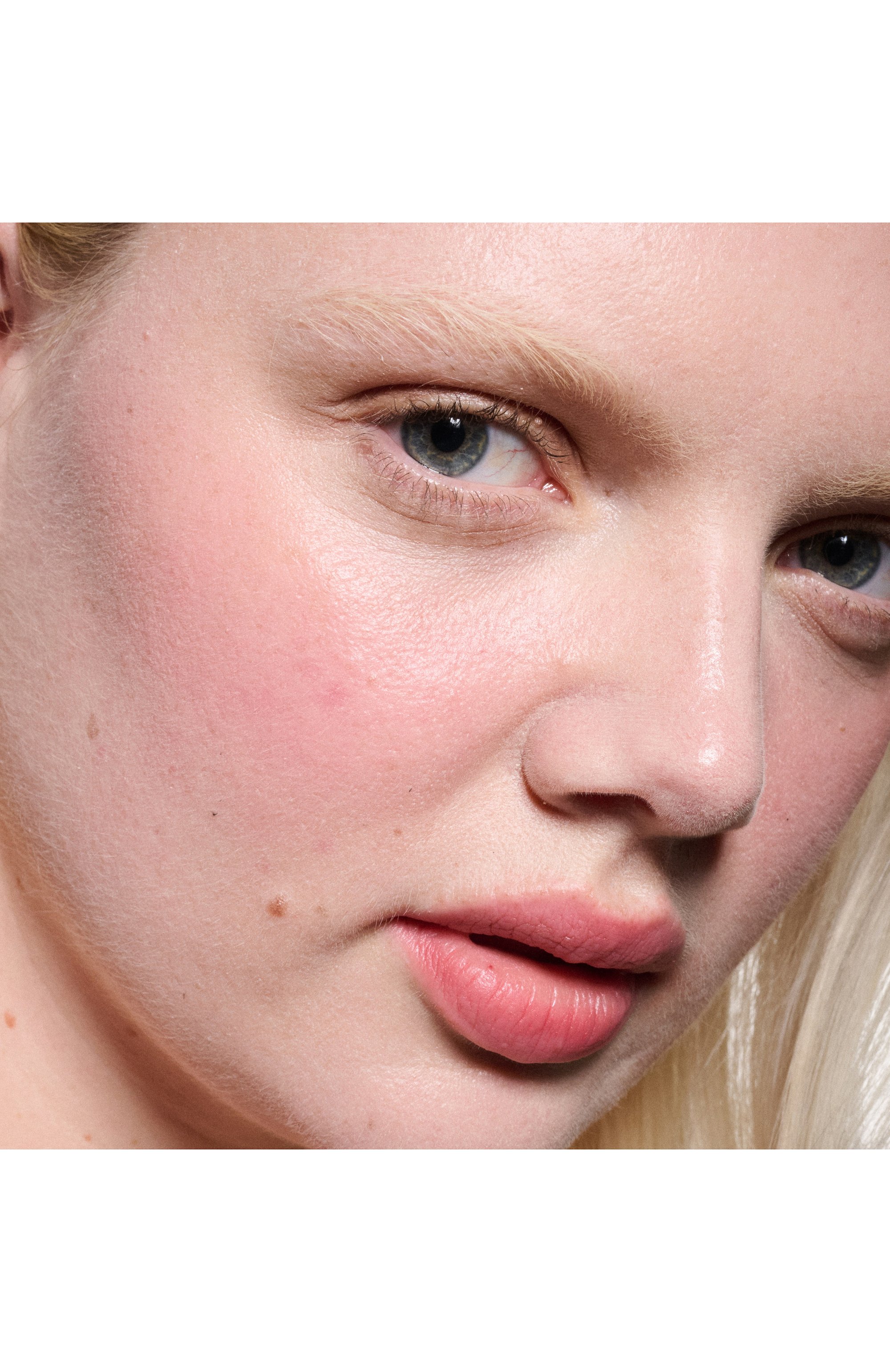 Муссовый тинт для губ и щек powder kiss lip+cheek mousse, оттенок a little tamed (5ml) MAC цвета по цене 3690 руб., арт. SAND-06, фото 3 Муссовый тинт для губ и щек powder kiss lip+cheek mousse, оттенок a little tamed (5ml) MAC, арт. SAND-06, фото 3