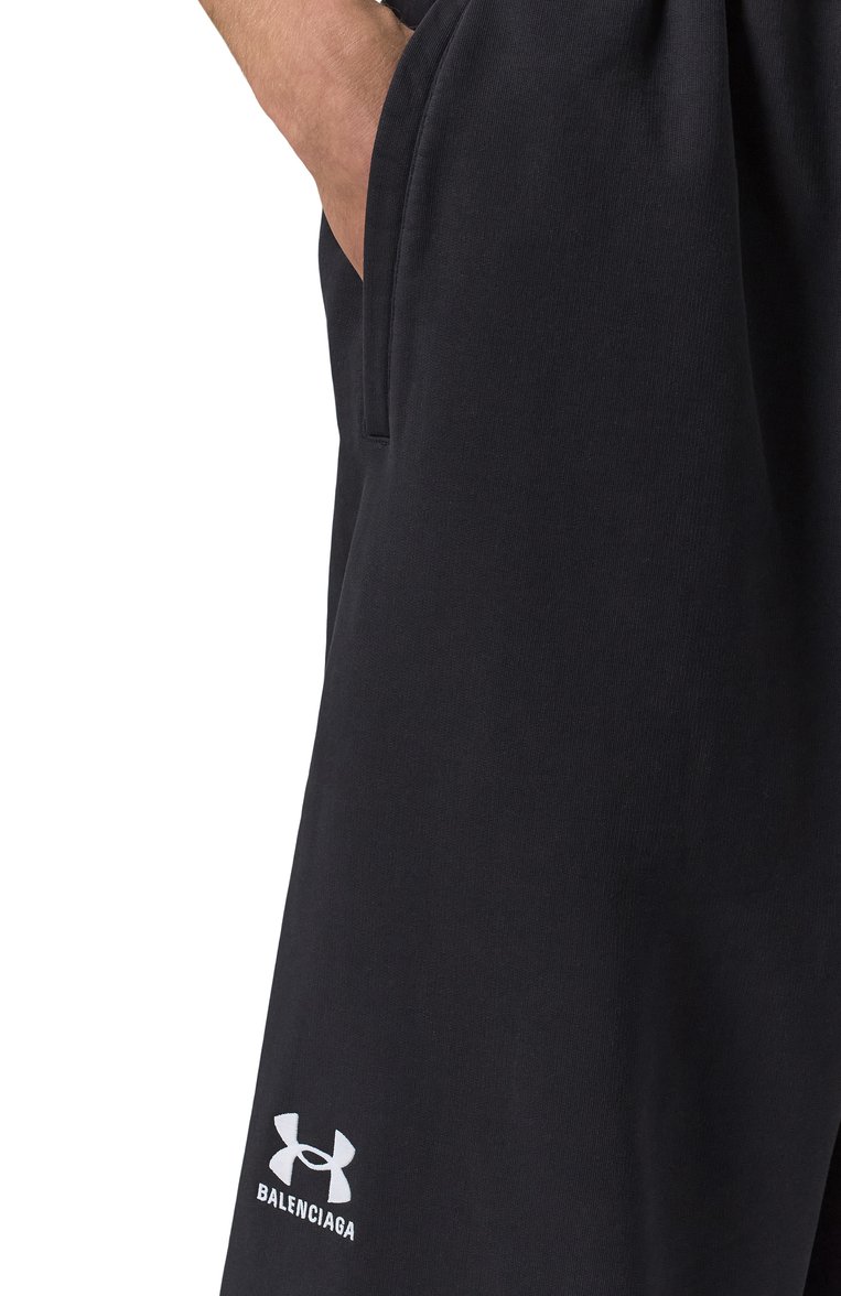 Мужского хлопковые брюки balenciaga х under armour BALENCIAGA черного цвета, арт. 809709/TRVB8 | Фото 9 (Материал внешний: Хлопок; Случай: Повседневный; Стили: Спорт-шик; Женское Кросс-КТ: Брюки-одежда; Региональные ограничения белый список (Axapta Mercury): Не проставлено; Силуэт Ж (брюки и джинсы): Широкие; Нос: Не проставлено)