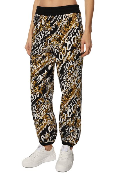 Хлопковые джоггеры VERSACE JEANS COUTURE черно-белого цвета по цене 44650 руб., арт. 73HAA320-73DP320 FELPA GARZATA PR./FS048, фото 3 Хлопковые джоггеры VERSACE JEANS COUTURE, арт. 73HAA320-73DP320 FELPA GARZATA PR./FS048, фото 3