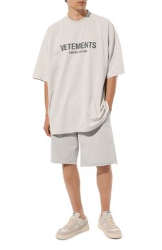 Мужс�кого хлопковая футболка VETEMENTS светло-серого цвета, арт. UE54TR170W | Фото 6 (Региональные ограничения белый список (Axapta Mercury): Не проставлено; Принт: С принтом; Нос: Не проставлено; Материал внешний: Хлопок; Стили: Спорт-шик; Женское Кросс-КТ: Футболка-одежда)