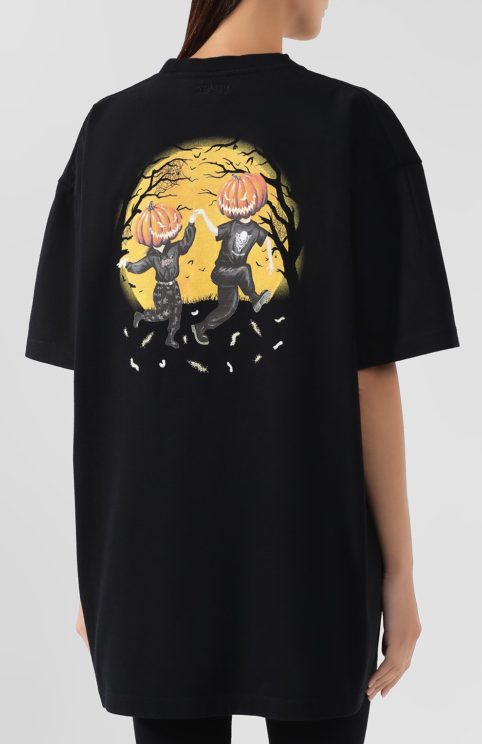 Хлопковая футболка VETEMENTS черного цвета по цене 41100 руб., арт. UAH20TR659/W, фото 4 Хлопковая футболка VETEMENTS, арт. UAH20TR659/W, фото 4