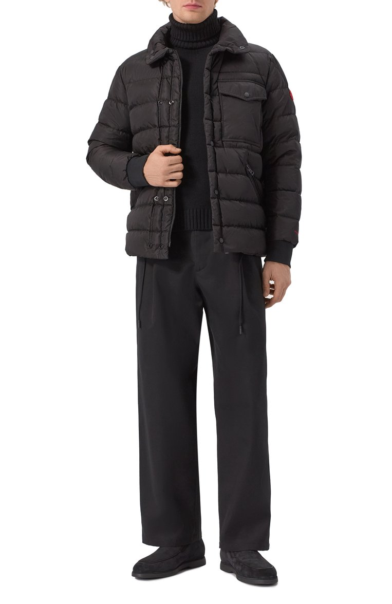 Мужская пуховая куртка MONCLER черного цвета, арт. 1B51E00/539ZD | Фото 2 (Длина (верхняя одежда): Короткие; Материал внешний: Синтетический материал; Материал утеплителя: Пух и перо; Рукава: Длинные; Материал подклада: Синтетический материал; Мужское Кросс-КТ: Куртка-пуховая, пуховик-короткий; Кросс-КТ: Пуховик, Куртка; Стили: Кэжуэл)