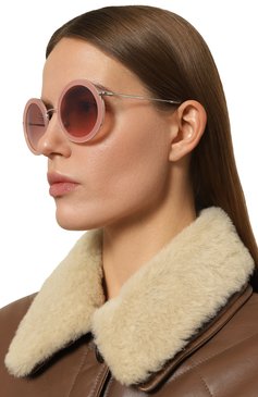 Женские солнцезащитные очки MIU MIU розового цвета, арт. SMU59U-E153-F00A5-048 | Фото 2 (Материал: Металл; Материал сплава: Проставлено; Нос: Не проставлено; Тип очков: С/з; Оптика Гендер: оптика-женское; Очки форма: Круглые)