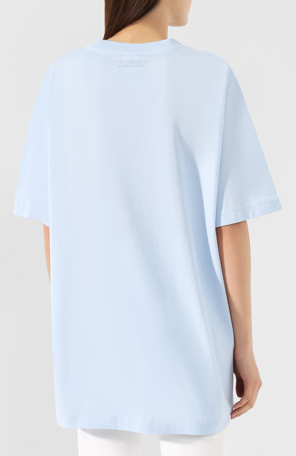 Хлопковая футболка VETEMENTS голубого цвета по цене 34050 руб., арт. UAH20TR916/W, фото 4 Хлопковая футболка VETEMENTS, арт. UAH20TR916/W, фото 4