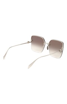 Женские солнцезащитные очки ALEXANDER MCQUEEN серебряного цвета, арт. AM0271S-001 | Фото 4 (Тип очков: С/з; Материал: Металл; Региональные ограничения белый список (Axapta Mercury): Не проставлено; Нос: Не проставлено; Очки форма: Квадратные; Оптика Гендер: оптика-женское)