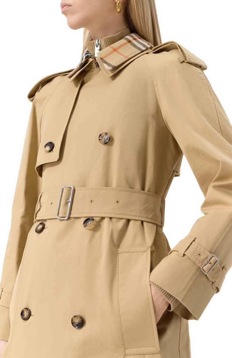 Женский хлопковый тренч BURBERRY бежевого цвета, арт. 8091066 | Фото 5 (Длина (верхняя одежда): До колена; Рукава: Длинные; Материал подклада: Хлопок; Стили: Кэжуэл; Кросс-КТ: Куртка; Материал внешний: Хлопок)