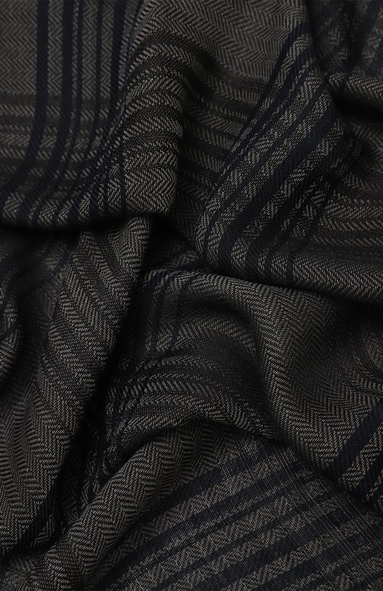 Мужской шарф CORNELIANI серого цвета, арт. 92B339-3829002 | Фото 3 (Материал сплава: Проставлено; Материал: Текстиль, Шерсть; Нос: Не проставлено; Мужское Кросс-КТ: Шарфы - с бахромой; Кросс-КТ: шерсть)
