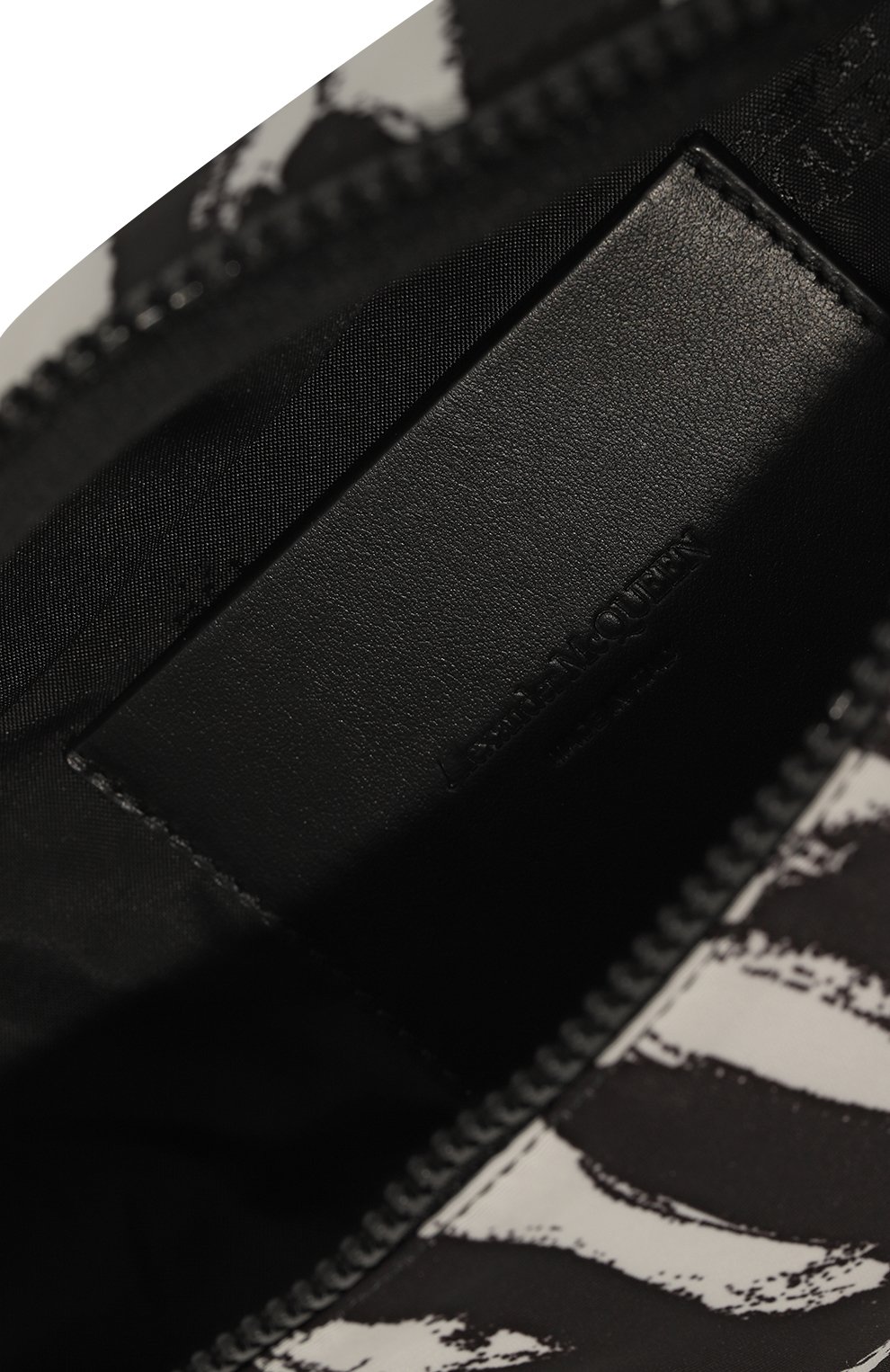 Текстильная поясная сумка ALEXANDER MCQUEEN черно-белого цвета по цене 73450 руб., арт. 691680 1AAHE, фото 5 Текстильная поясная сумка ALEXANDER MCQUEEN, арт. 691680 1AAHE, фото 5