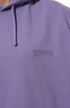 Мужского хлопковое худи VETEMENTS фиолетового цвета, арт. UE64HD300V | Фото 8 (Принт: Без принта; Региональные ограничения белый список (Axapta Mercury): Не проставлено; Мужское Кросс-КТ: Худи-одежда; Нос: Не проставлено; Материал внешний: Хлопок; Женское Кросс-КТ: Худи-одежда)