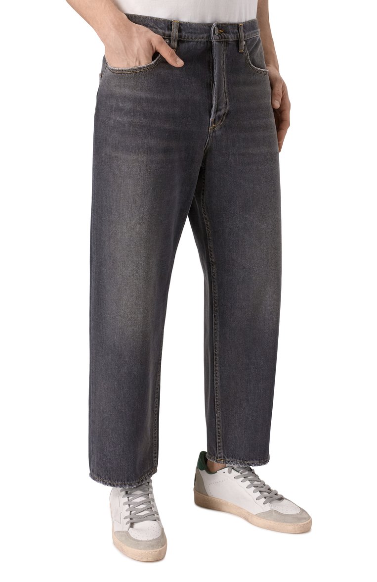 Мужские джинсы GOLDEN GOOSE DELUXE BRAND темно-серого цвета, арт. GMP01186.P000994 | Фото 3 (Длина (брюки, джинсы): Укороченные; Автоматизация состава: Проставлено; Автоматизация ТО: Проставлено; Материал внешний: Хлопок, Деним; Детали: Делаве; Стили: Повседневный; Силуэт М (брюки): Широкие; Кросс-КТ: Деним)