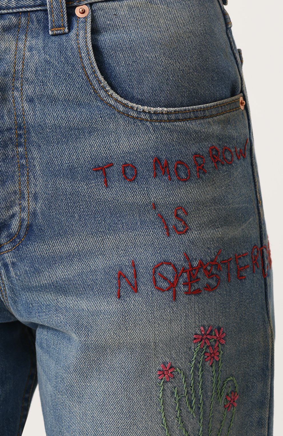 Укороченные джинсы с потертостями и контрастной отделкой GUCCI голубого цвета по цене 79950 руб., арт. 502775/XR957, фото 5 Укороченные джинсы с потертостями и контрастной отделкой GUCCI, арт. 502775/XR957, фото 5