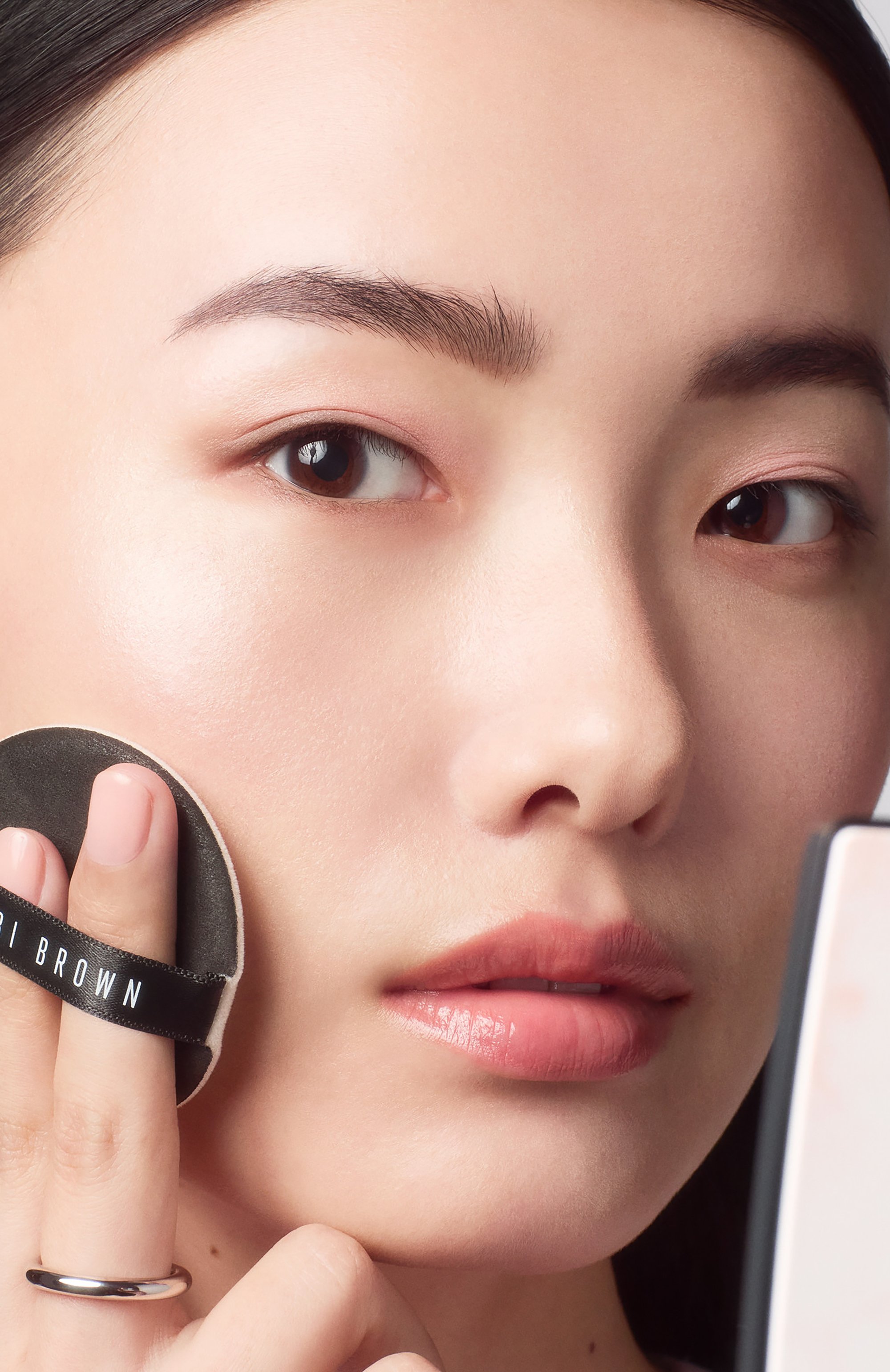 Компактная пудра sheer finish blurring powder, оттенок pearl pink (10g) BOBBI BROWN, арт. H7F9-01, фото 3