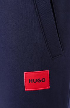 Мужские хлопковые джоггеры HUGO темно-синего цвета, арт. 50447963 | Фото 6 (Материал внешний: Хлопок; Длина (брюки, джинсы): Стандартные; Материал сплава: Проставлено; Драгоценные камни: Проставлено; Силуэт М (брюки): Джоггеры; Стили: Спорт-шик)