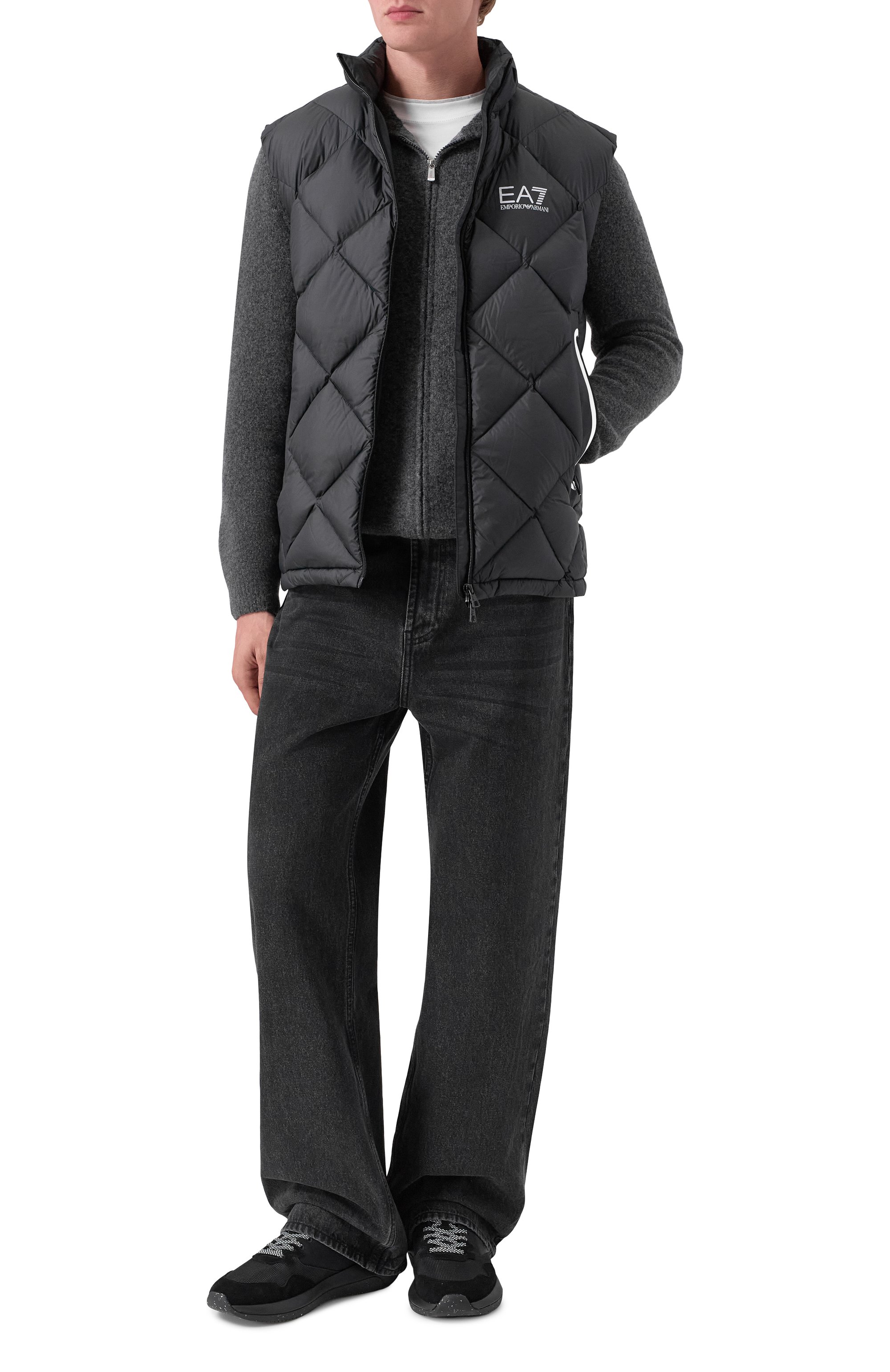 Пуховый жилет EA7 черного цвета по цене 39200 руб., арт. 7M001002/AF15923, фото 2 Пуховый жилет EA7, арт. 7M001002/AF15923, фото 2