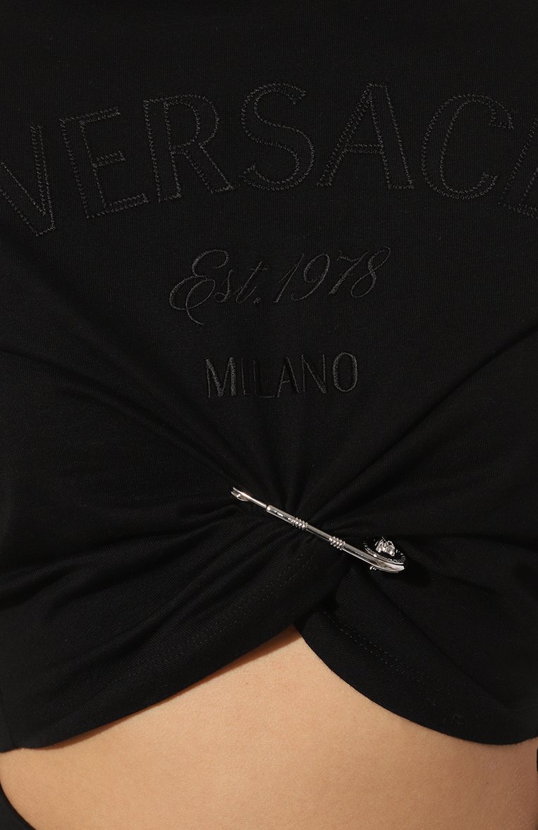 Женская хлопковая футболка VERSACE черного цвета, арт. 1013606/1A10140 | Фото 5 (Длина (для топов): Укороченные; Рукава: Короткие; Материал внешний: Хлопок; Стили: Гранж; Принт: Без принта; Детали: Декор; Автоматизация состава: Проставлено; Автоматизация ТО: Проставлено)