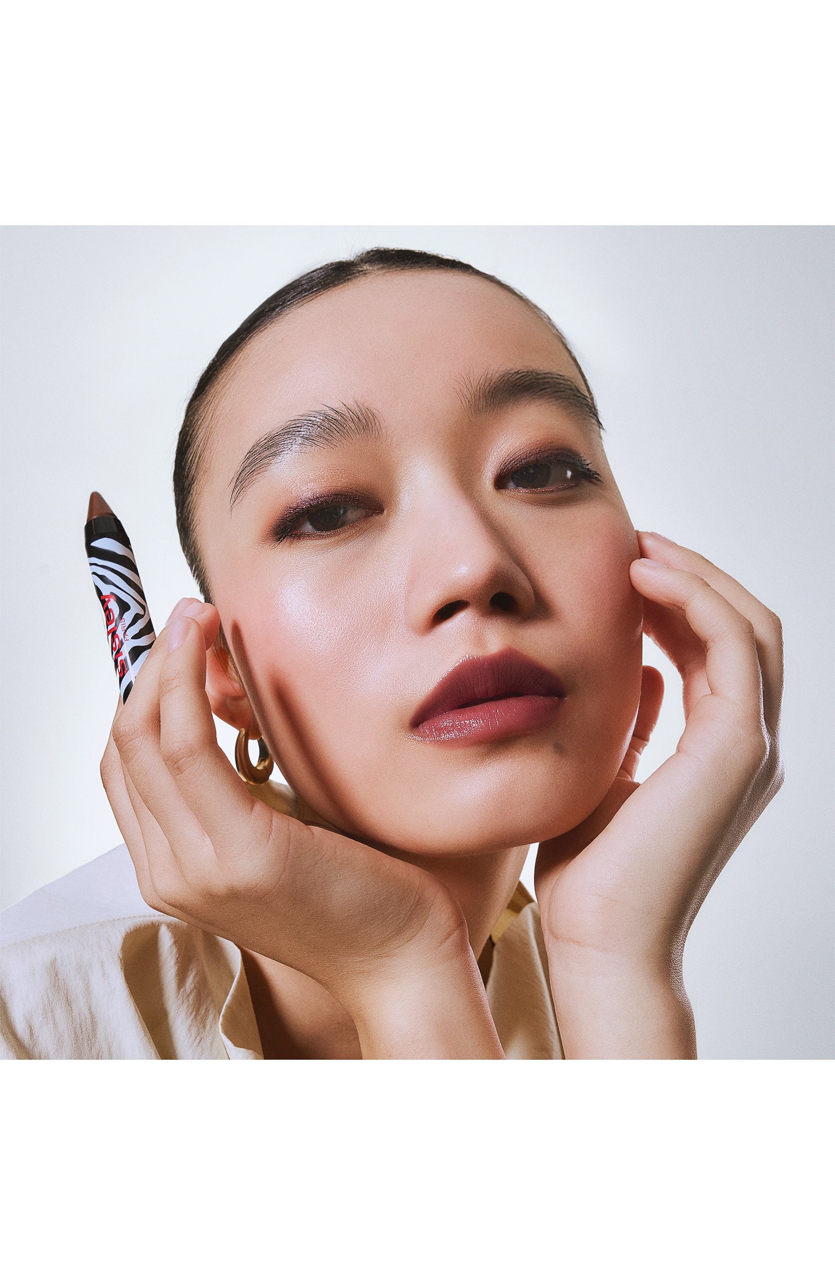 Блеск-карандаш для губ phyto-lip twist, оттенок №27 plum (2,5g) SISLEY цвета по цене 6380 руб., арт. 187827, фото 5 Блеск-карандаш для губ phyto-lip twist, оттенок №27 plum (2,5g) SISLEY, арт. 187827, фото 5