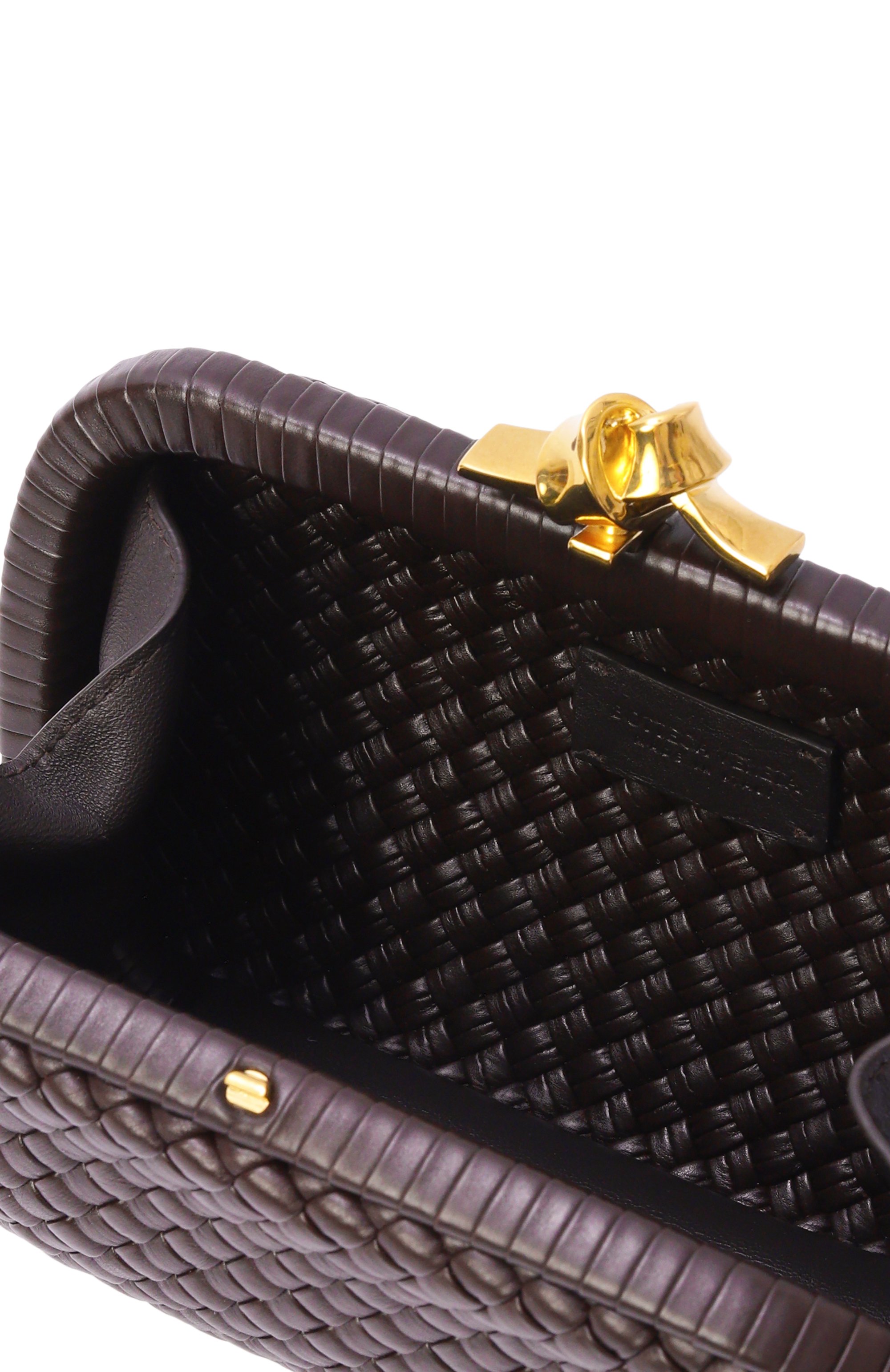 Клатч tosca knot BOTTEGA VENETA темно-коричневого цвета по цене 551000 руб., арт. 866062/V2EZ0, фото 5 Клатч tosca knot BOTTEGA VENETA, арт. 866062/V2EZ0, фото 5
