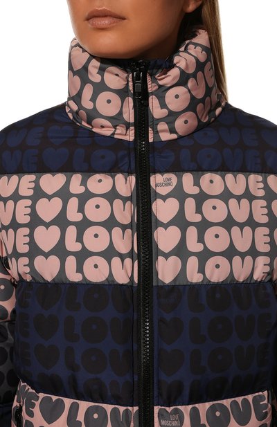 Пуховик MOSCHINO разноцветного цвета по цене 55900 руб., арт. W H 782 80 T 188A/0UTLET AW22-23, фото 5 Пуховик MOSCHINO, арт. W H 782 80 T 188A/0UTLET AW22-23, фото 5