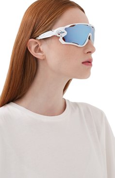 Женские солнцезащитные очки OAKLEY белого цвета, арт. 9290-929021 | Фото 2 (Кросс-КТ: С/з-унисекс; Региональные ограничения белый список (Axapta Mercury): Не проставлено, RU; Нос: Не проставлено; Материал: Пластик; Тип очков: С/з; Очки форма: Маска; Оптика Гендер: оптика-унисекс)