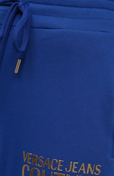 Хлопковые джоггеры VERSACE JEANS COUTURE синего цвета по цене 19300 руб., арт. 71HAAT04-71DP310 L0G0 F0IL S C0TT0N/CF00T, фото 5 Хлопковые джоггеры VERSACE JEANS COUTURE, арт. 71HAAT04-71DP310 L0G0 F0IL S C0TT0N/CF00T, фото 5