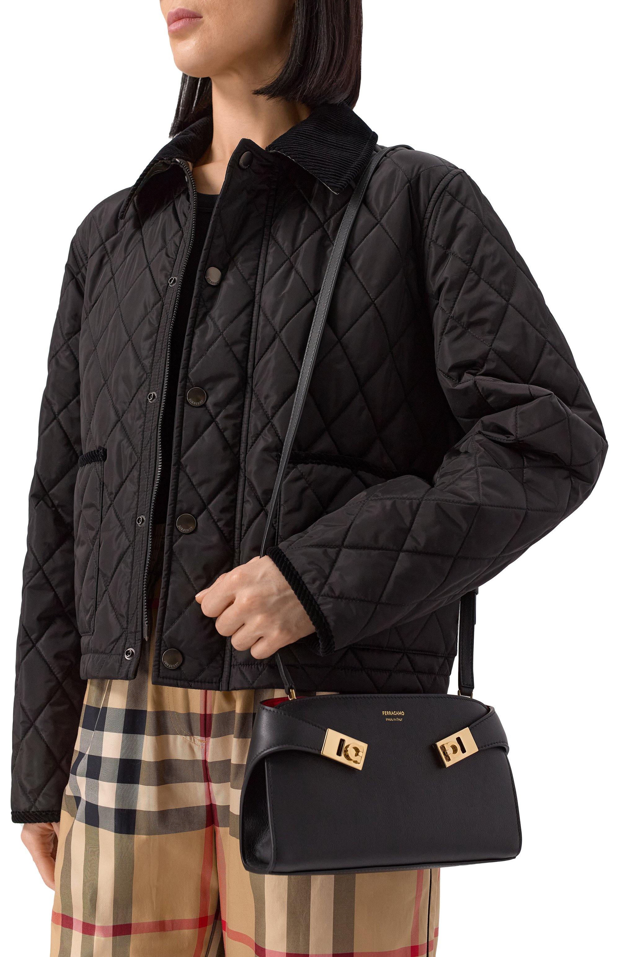 Сумка hug mini FERRAGAMO черного цвета по цене 227500 руб., арт. 218964/774623, фото 2 Сумка hug mini FERRAGAMO, арт. 218964/774623, фото 2