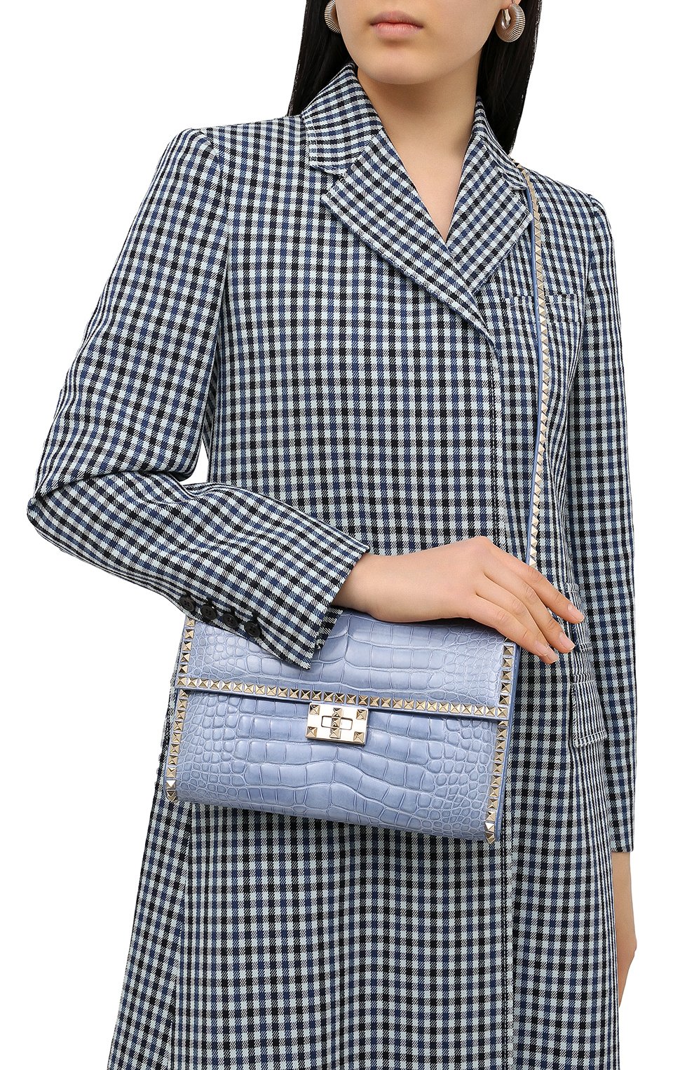 Клатч rockstud no limit VALENTINO голубого цвета по цене 1730000 руб., арт. RW2B0C43/C0D/AMIS, фото 2 Клатч rockstud no limit VALENTINO, арт. RW2B0C43/C0D/AMIS, фото 2