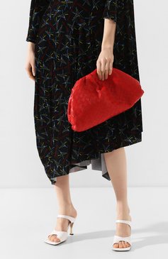 Женский клатч pouch BOTTEGA VENETA красного цвета, арт. 576175/VCPP0 | Фото 2 (Материал: Натуральная кожа; Региональные ограничения белый список (Axapta Mercury): RU; Материал сплава: Проставлено; Женское Кросс-КТ: Клатч-клатчи; Драгоценные камни: Проставлено; Размер: large)