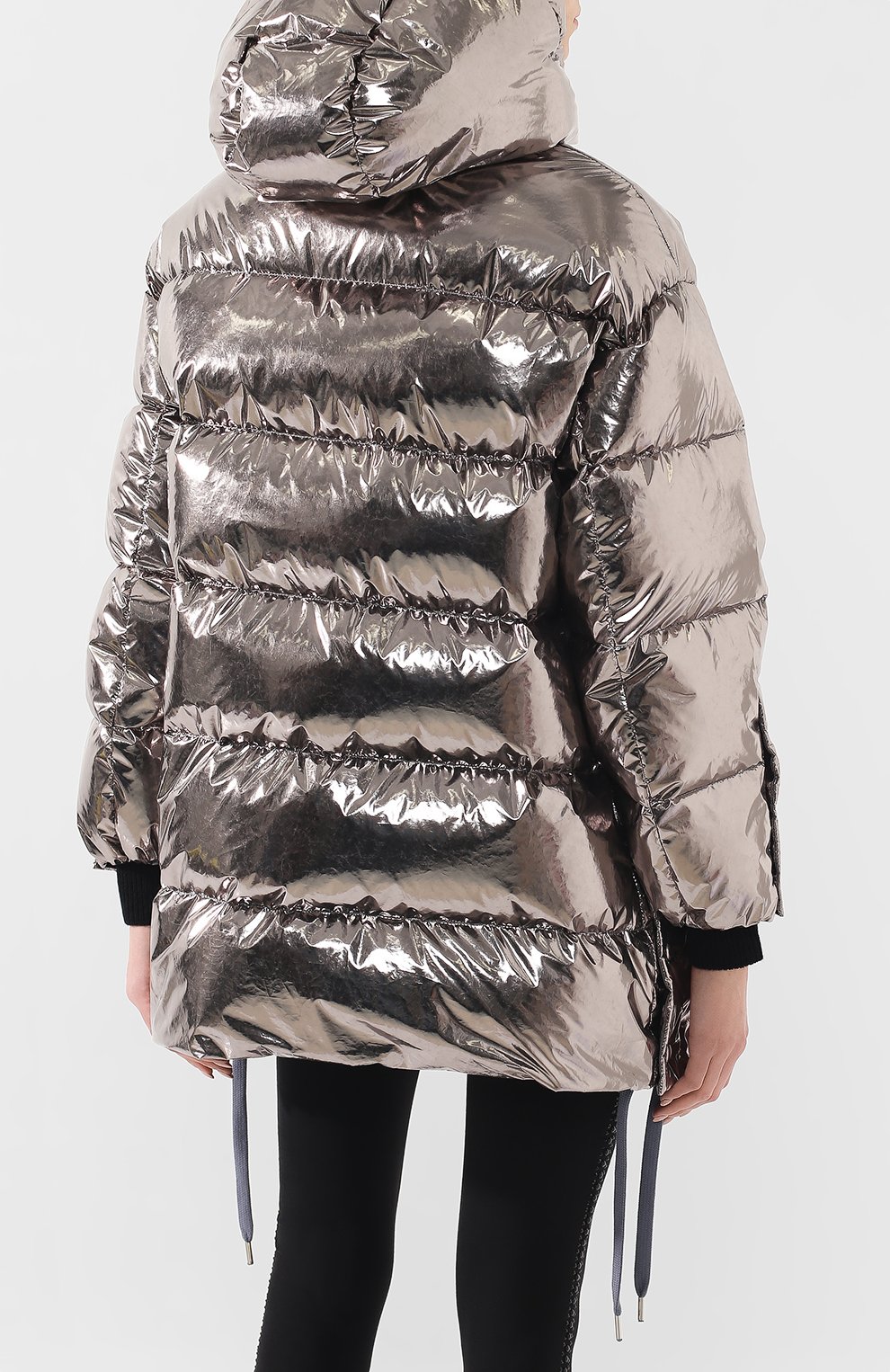 Пуховик с капюшоном REDVALENTINO серебряного цвета по цене 134500 руб., арт. RR3CPA05/CKY, фото 4 Пуховик с капюшоном REDVALENTINO, арт. RR3CPA05/CKY, фото 4