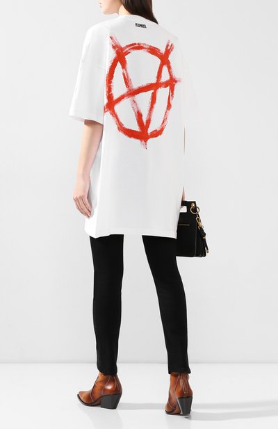 Хлопковая футболка VETEMENTS белого цвета по цене 38750 руб., арт. UAH20TR923/W, фото 2 Хлопковая футболка VETEMENTS, арт. UAH20TR923/W, фото 2