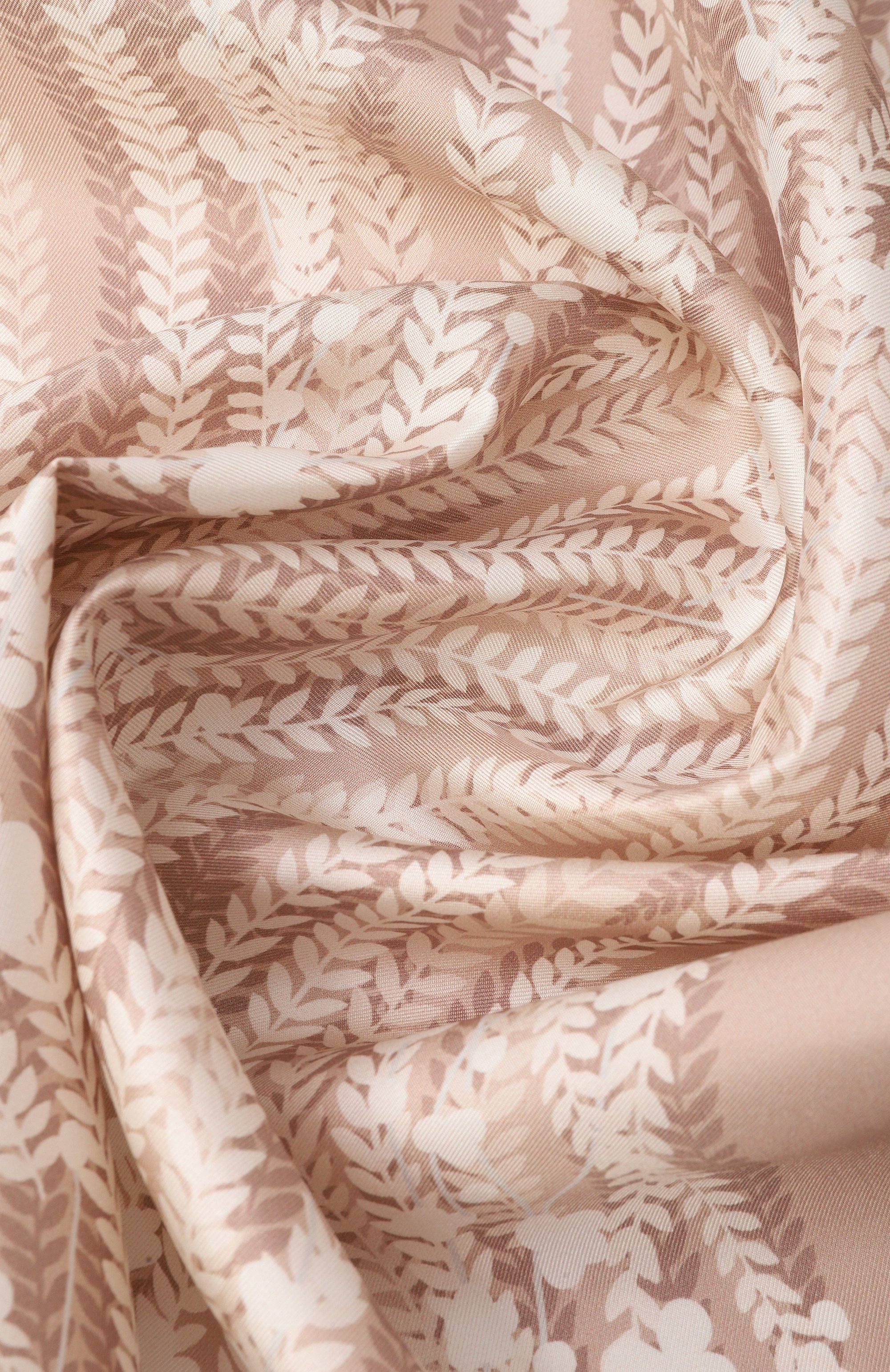 Шелковый платок COCCINELLE бежевого цвета по цене 16275 руб., арт. E7 UYH 38 01 01, фото 3 Шелковый платок COCCINELLE, арт. E7 UYH 38 01 01, фото 3