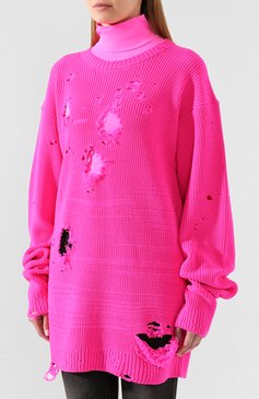 Женский шерстяной свитер VETEMENTS розового цвета, арт. SS20KN342 1204/W/FLU0 PINK | Фото 3 (Материал внешний: Шерсть; Длина (для топов): Удлиненные; Рукава: Длинные; Статус проверки: Проверена категория; Стили: Кэжуэл, Гранж; Женское Кросс-КТ: Свитер-одежда; Драгоценные камни: Проставлено; Материал сплава: Проставлено)