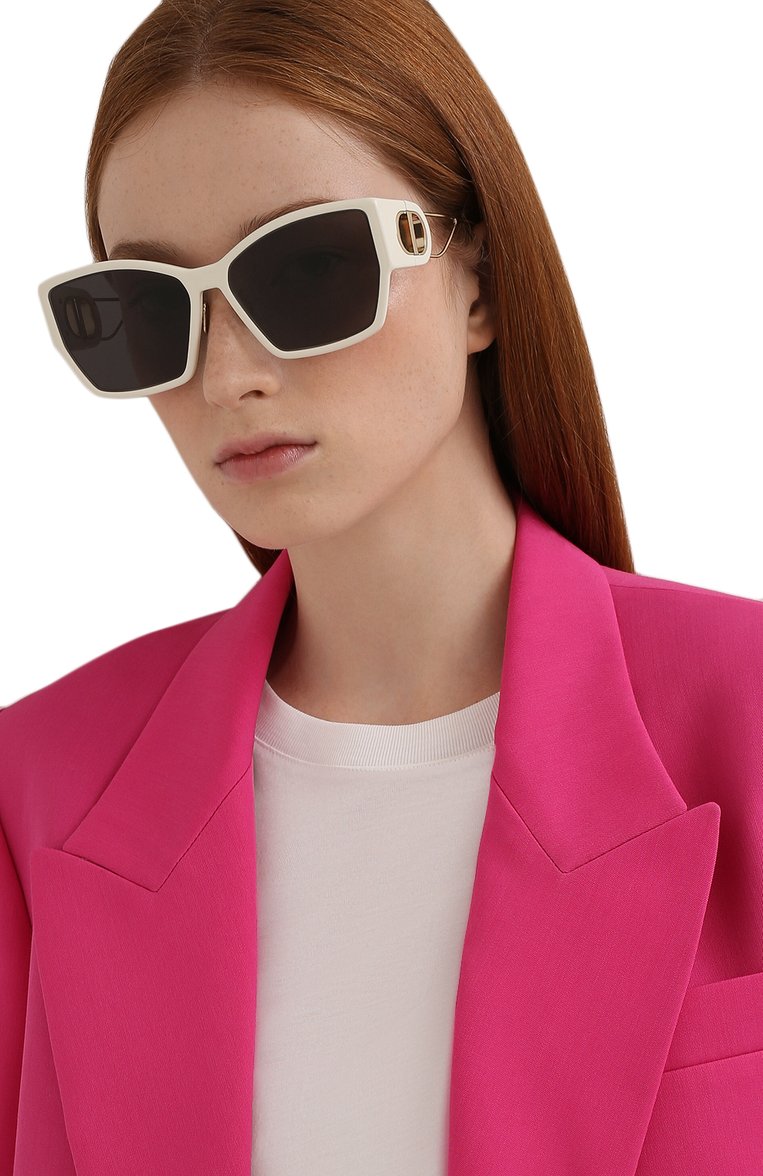 Женские солнцезащитные очки DIOR EYEWEAR кремвого цвета, арт. 30M0NTAIGNE S2U 95A1 | Фото 2 (Региональные ограничения белый список (Axapta Mercury): Не проставлено; Нос: Не проставлено; Материал: Пластик; Тип очков: С/з; Очки форма: Квадратные; Оптика Гендер: оптика-женское)