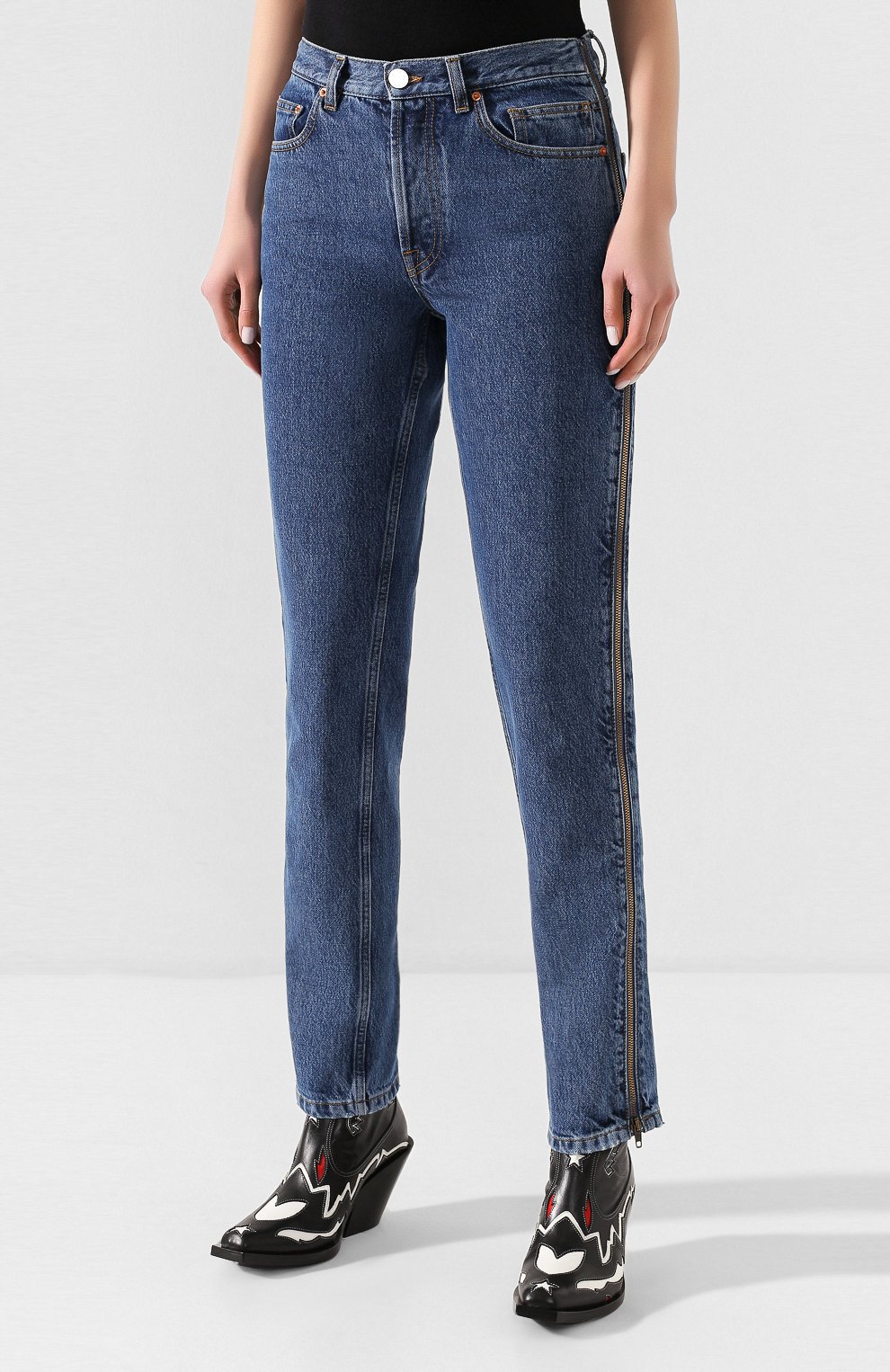 Джинсы VETEMENTS голубого цвета по цене 65750 руб., арт. SS20PA332 2801/W/BLUE, фото 3 Джинсы VETEMENTS, арт. SS20PA332 2801/W/BLUE, фото 3