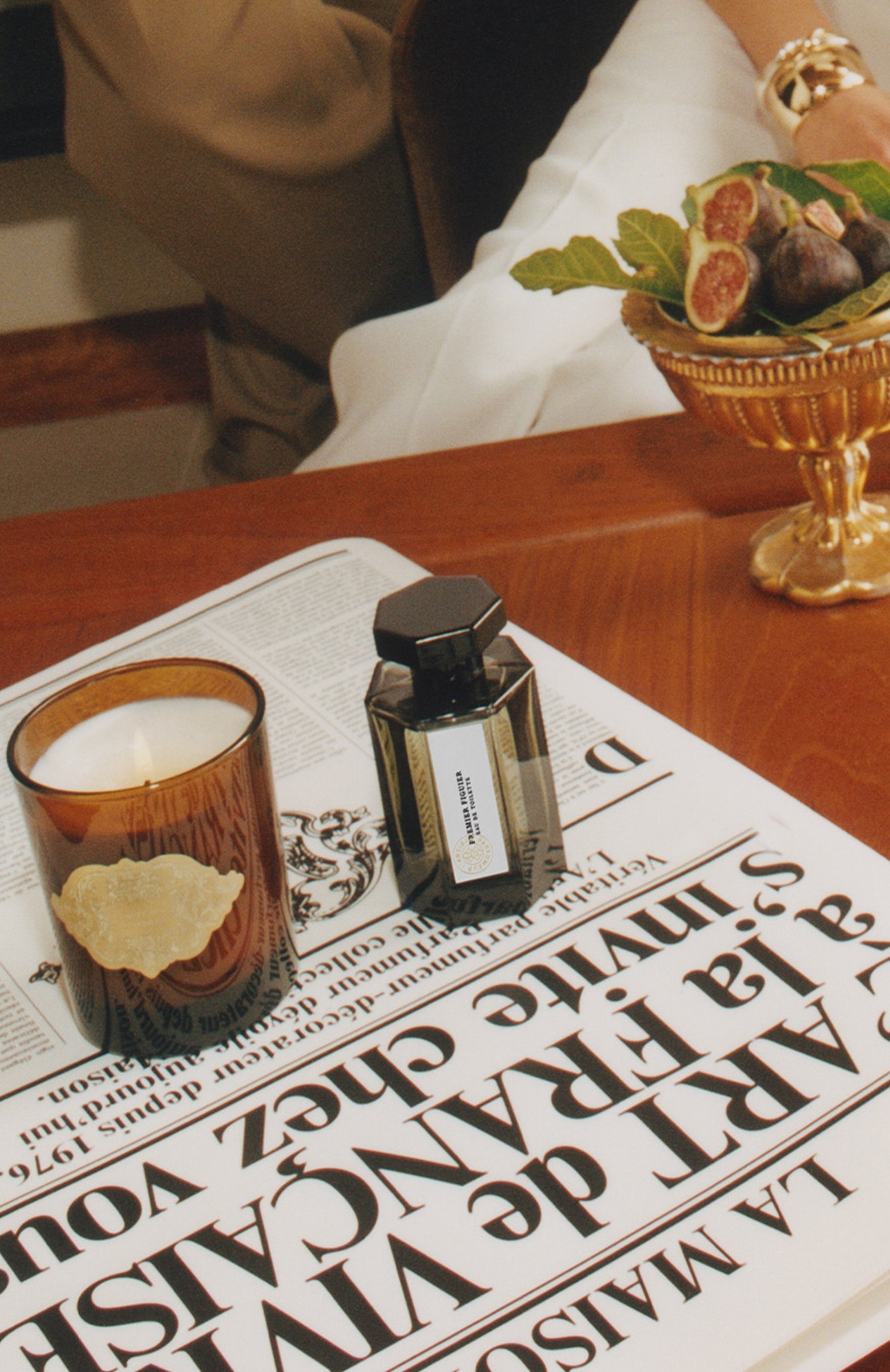 Парфюмированная свеча l'ambre (240g) L'ARTISAN PARFUMEUR бесцветного цвета по цене 13120 руб., арт. 3660463017549, фото 7 Парфюмированная свеча l'ambre (240g) L'ARTISAN PARFUMEUR, арт. 3660463017549, фото 7