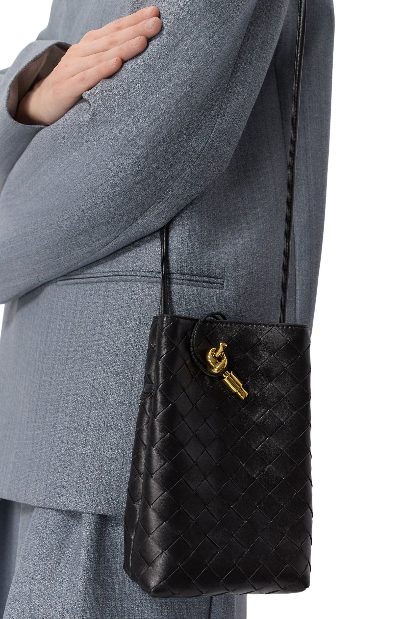Сумка andiamo BOTTEGA VENETA черного цвета по цене 209500 руб., арт. 843890/VCPP0_001, фото 2 Сумка andiamo BOTTEGA VENETA, арт. 843890/VCPP0_001, фото 2