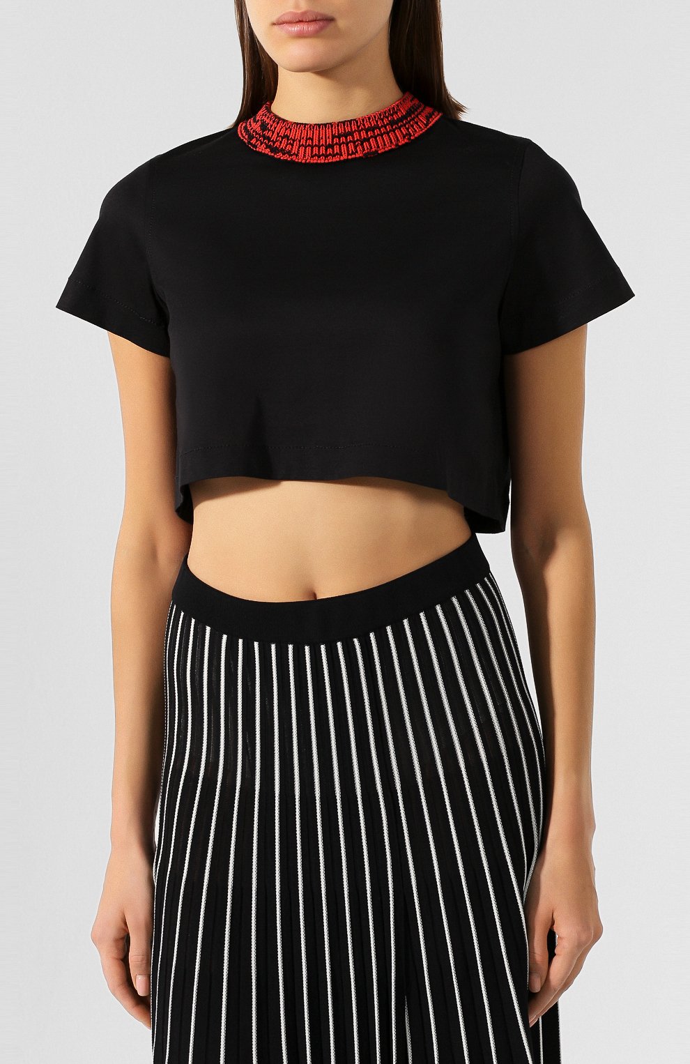 Укороченная футболка MRZ черного цвета по цене 27450 руб., арт. S20-0243, фото 3 Укороченная футболка MRZ, арт. S20-0243, фото 3