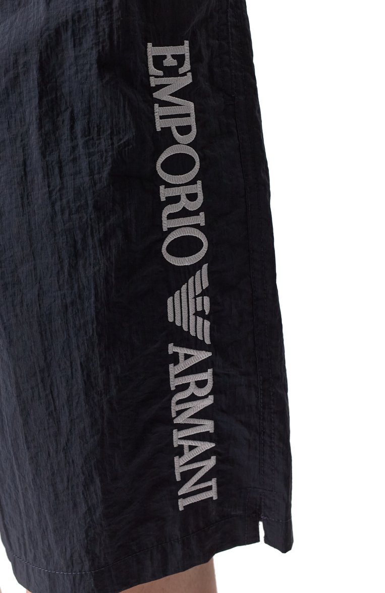 Мужские плавки-шорты EMPORIO ARMANI темно-синего цвета, арт. EM000578/AF12330 | Фото 4 (Нос: Не проставлено; Материал сплава: Проставлено; Принт: Без принта; Мужское Кросс-КТ: плавки-шорты; Материал внешний: Синтетический материал)