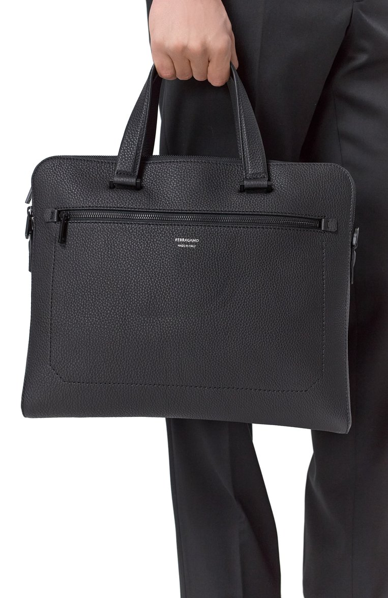 Мужской портфель FERRAGAMO черного цвета, арт. 240133/740811 | Фото 2 (Материал сплава: Проставлено; Ремень/цепочка: На ремешке; Материал: Натуральная кожа; Размер: large; Драгоценные камни: Проставлено; Сумки-технические: Портфели)