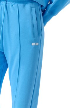 Женские хлопковые брюки MSGM голубого цвета, арт. 3841MDP78/257000 | Фото 5 (Драгоценные камни: Проставлено; Материал сплава: Проставлено; Длина (брюки, джинсы): Стандартные; Женское Кросс-КТ: Брюки-одежда; Силуэт Ж (брюки и джинсы): Широкие; Стили: Спорт-шик; Материал внешний: Хлопок)
