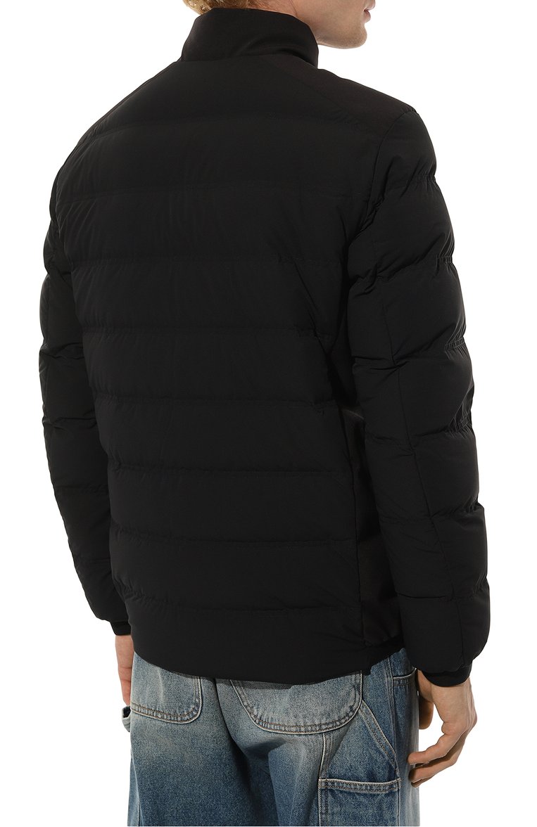 Мужская пуховик WOOLRICH черного цвета, арт. CFWOOU0789MRUT3107 | Фото 4 (Драгоценные камни: Проставлено; Материал утеплителя: Пух и перо; Рукава: Длинные; Материал подклада: Синтетический материал; Материал сплава: Проставлено; Материал внешний: Синтетический материал; Длина (верхняя одежда): Короткие; Мужское Кросс-КТ: пуховик-короткий; Стили: Кэжуэл; Кросс-КТ: Куртка, Пуховик)