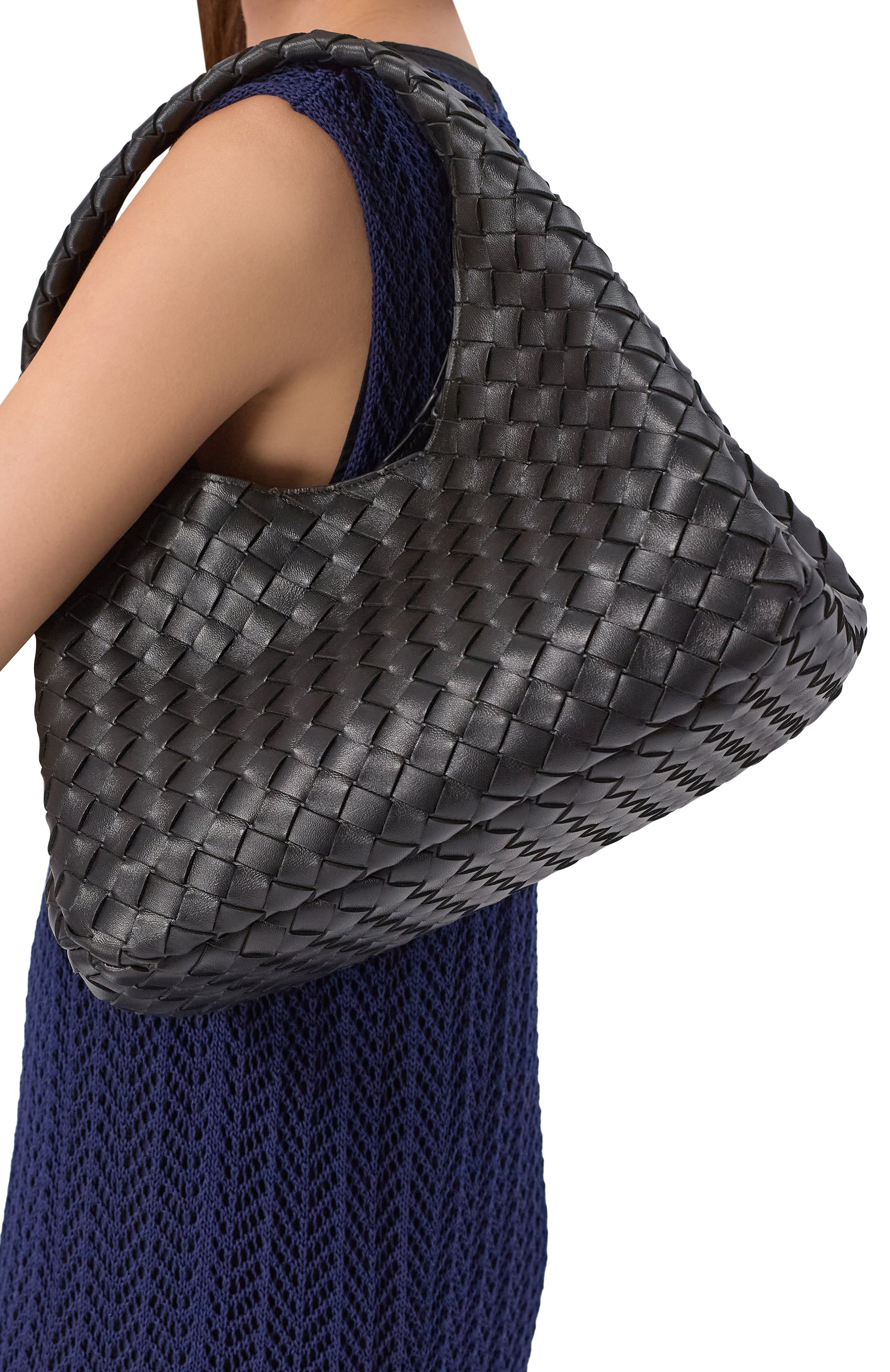 Сумка campana medium BOTTEGA VENETA черного цвета по цене 512000 руб., арт. 844249/V4SC0, фото 2 Сумка campana medium BOTTEGA VENETA, арт. 844249/V4SC0, фото 2