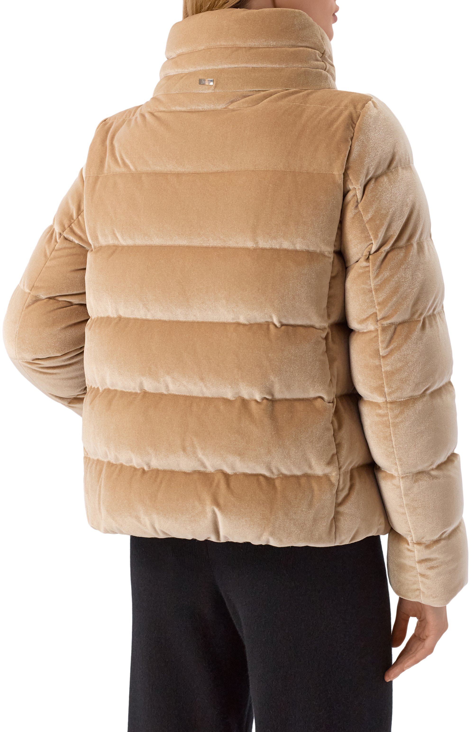 Бархатный пуховик HERNO бежевого цвета по цене 99850 руб., арт. PI002180D/15020S, фото 4 Бархатный пуховик HERNO, арт. PI002180D/15020S, фото 4