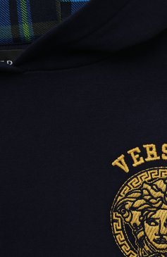 Детский хлопковое худи VERSACE темно-синего цвета, арт. 1010459/1A07555/4A-6A | Фото 3 (Рукава: Длинные; Мальчики Кросс-КТ: Худи-одежда; Материал сплава: Проставлено; Материал внешний: Хлопок; Драгоценные камни: Проставлено)