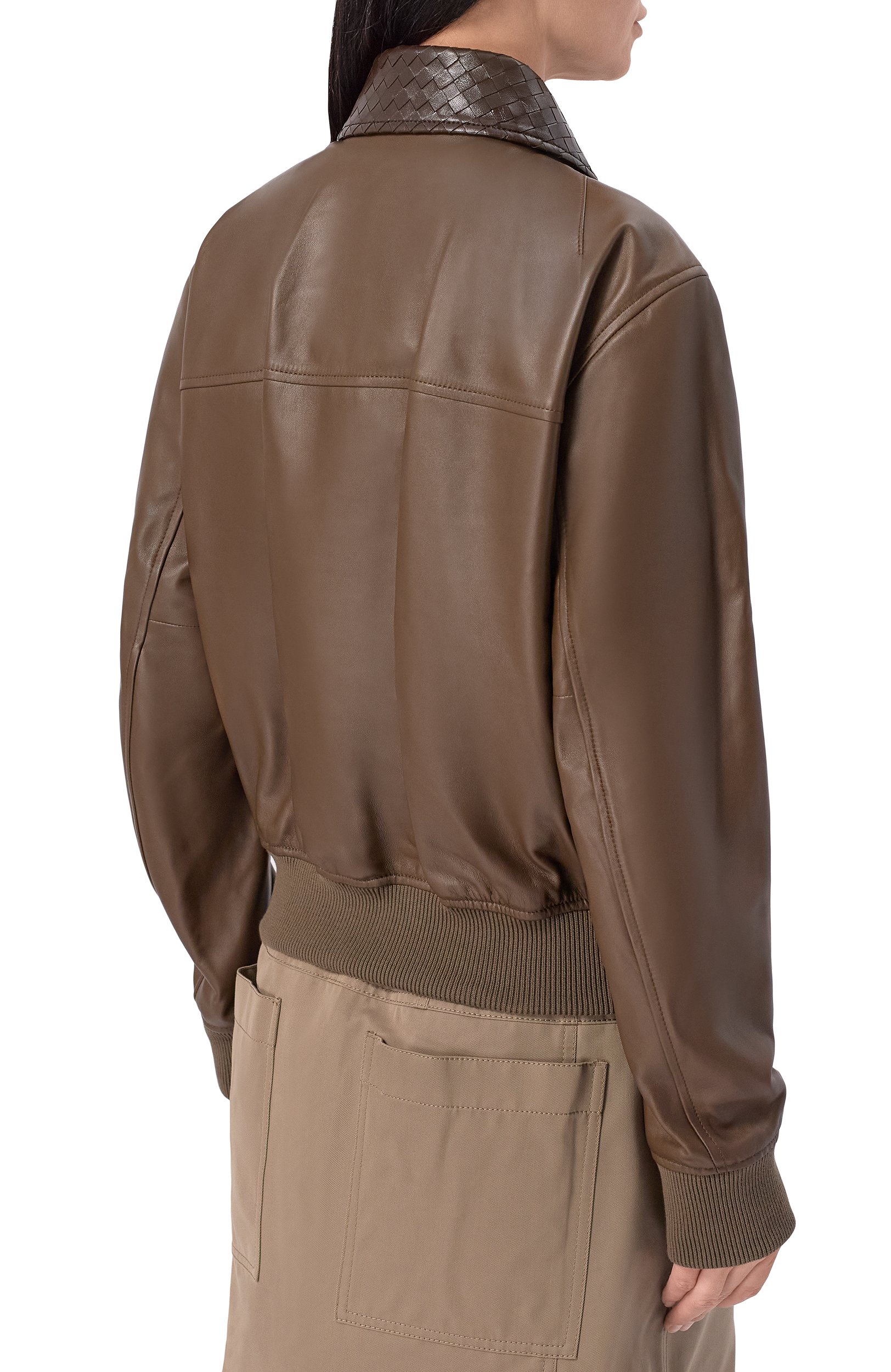 Кожаный бомбер BOTTEGA VENETA хаки цвета по цене 955500 руб., арт. 874736/V61D0, фото 4 Кожаный бомбер BOTTEGA VENETA, арт. 874736/V61D0, фото 4