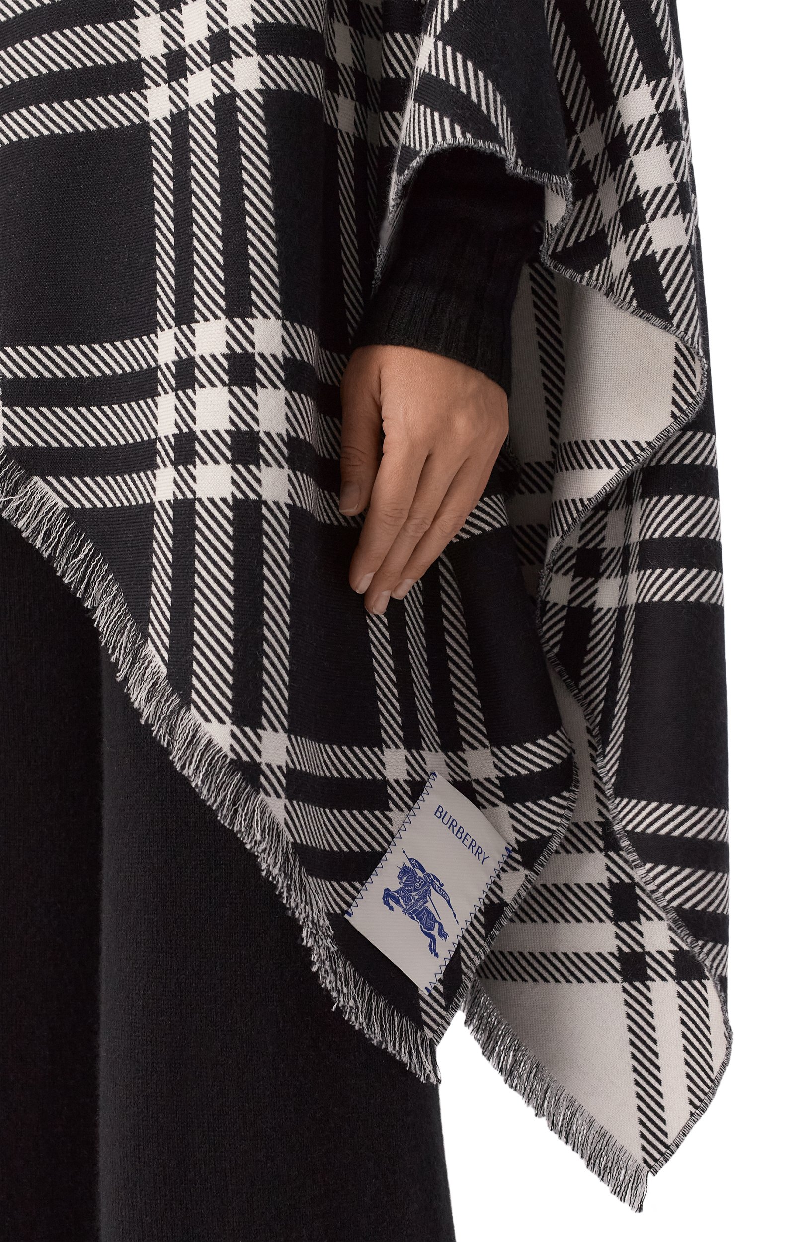 Пончо из шерсти и шелка BURBERRY черно-белого цвета по цене 161500 руб., арт. 8129970, фото 4 Пончо из шерсти и шелка BURBERRY, арт. 8129970, фото 4