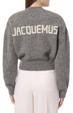 Женский пуловер JACQUEMUS серого цвета, арт. 24E241KN3532329 | Фото 4 (Материал внешний: Шерсть, Синтетический материал; Рукава: Длинные; Длина (для топов): Стандартные; Материал сплава: Проставлено; Женское Кросс-КТ: Пуловер-одежда; Драгоценные камни: Проставлено; Стили: Кэжуэл)