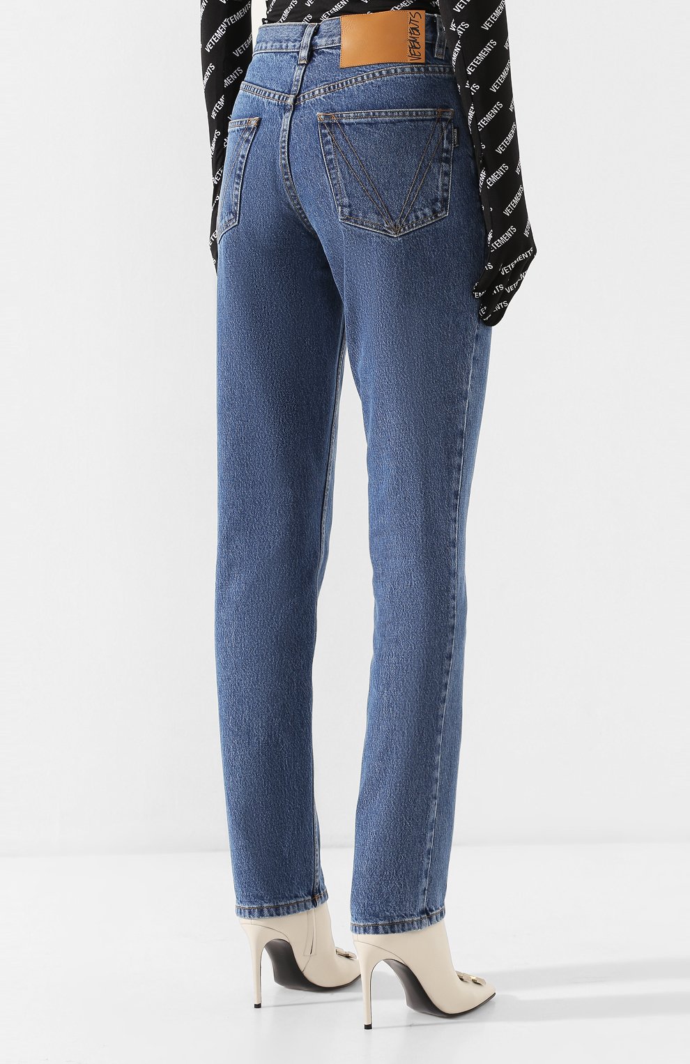 Джинсы VETEMENTS голубого цвета по цене 121000 руб., арт. SS20PA327 2801/W/BLUE, фото 4 Джинсы VETEMENTS, арт. SS20PA327 2801/W/BLUE, фото 4