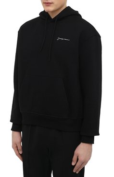 Мужской хлопковое худи JACQUEMUS черного цвета, арт. 216JS300-2210 | Фото 3 (Рукава: Длинные; Принт: Без принта; Длина (для топов): Стандартные; Мужское Кросс-КТ: Худи-одежда; Материал сплава: Проставлено; Материал внешний: Хлопок; Стили: Спорт-шик; Драгоценные камни: Проставлено)