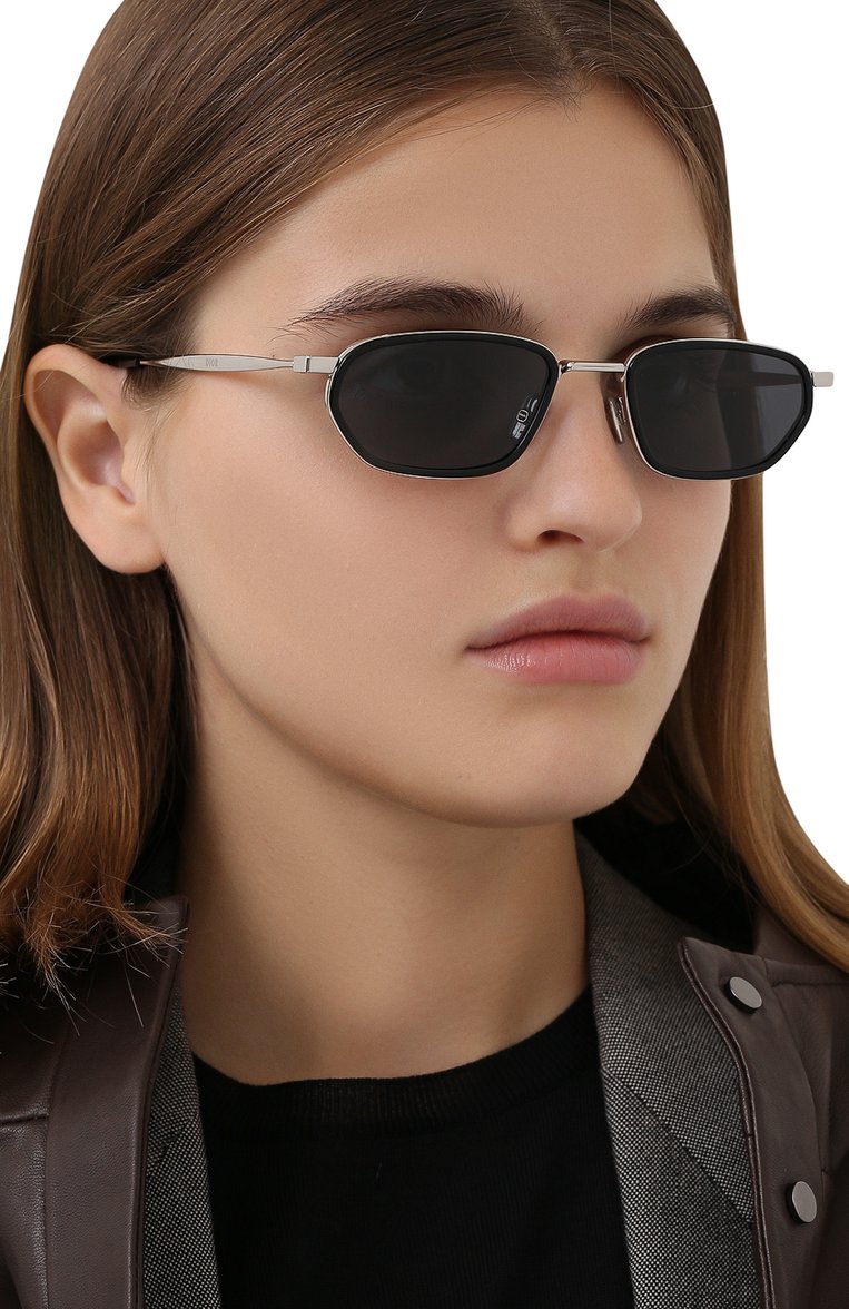 Женские солнцезащитные очки DIOR EYEWEAR черного цвета, арт. DI0RSH0CK 84J | Фото 2 (Тип очков: С/з; Региональные ограничения белый список (Axapta Mercury): RU, Не проставлено; Кросс-КТ: С/з-унисекс; Re-sync: On; Нос: Не проставлено; Оптика Гендер: оптика-унисекс; Очки форма: Узкие)