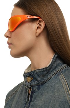 Женские солнцезащитные очки BALENCIAGA оранжевого цвета, арт. BB0285S 005 | Фото 2 (Нос: Не проставлено; Региональные ограничения белый список (Axapta Mercury): Не проставлено; Материал: Пластик; Тип очков: С/з; Кросс-КТ: С/з-унисекс; Очки форма: Маска, Прямоугольные; Оптика Гендер: оптика-унисекс)